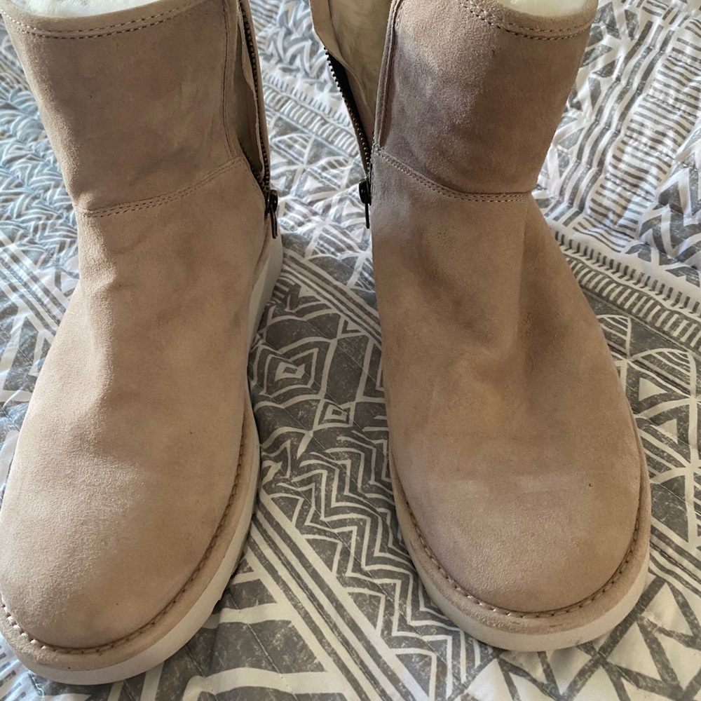 Ugg’s boots NWOT size 9